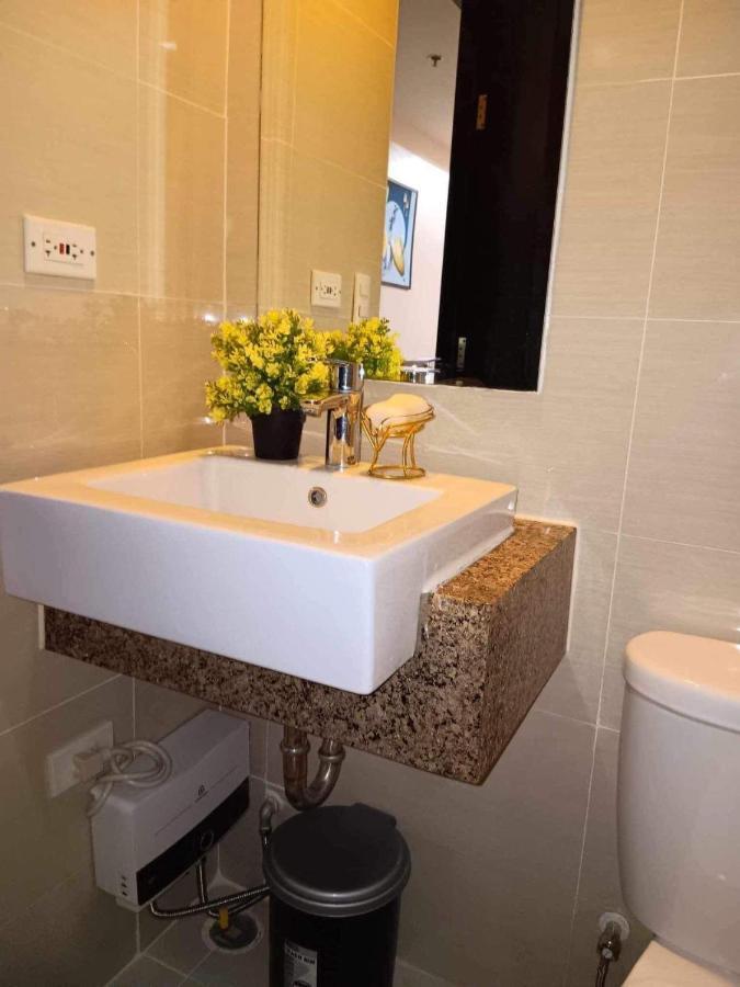 Studio Condo Building 81 Newport Boulevard Манила Екстериор снимка